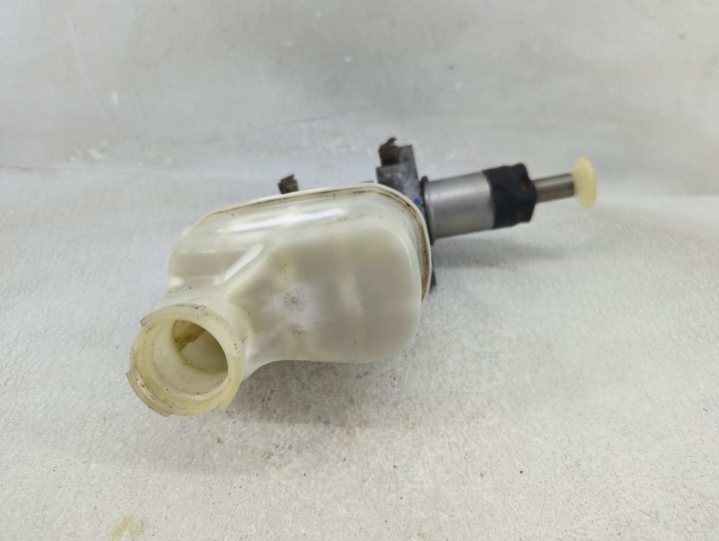 2008-2012 Chevrolet Malibu Brake Master Cylinder - Oemusedautoparts1.com