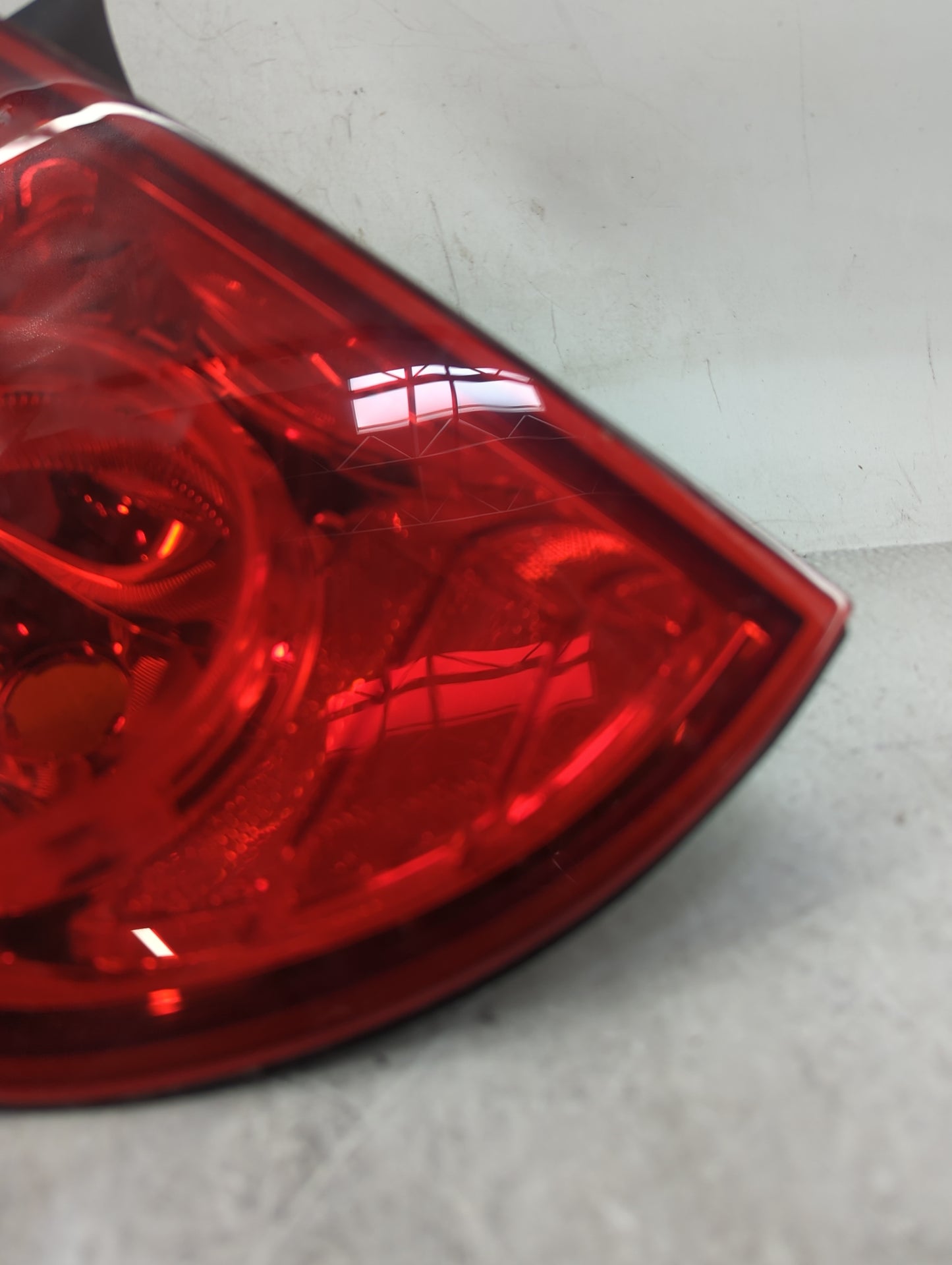 2009 Chevrolet Malibu Passenger Right Side Deck Lid Mounted Tail Light - Oemusedautoparts1.com