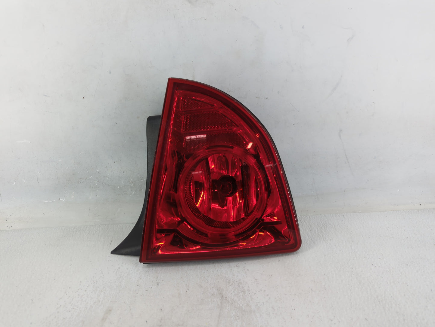 2008-2012 Chevrolet Malibu Tail Light Assembly Driver Left OEM P/N:25879097 25879098 Fits Fits 2008 2009 2010 2011 2012 OEM 
