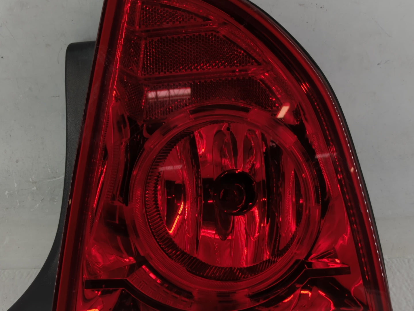 2008-2012 Chevrolet Malibu Tail Light Assembly Driver Left OEM P/N:25879097 25879098 Fits Fits 2008 2009 2010 2011 2012 OEM 