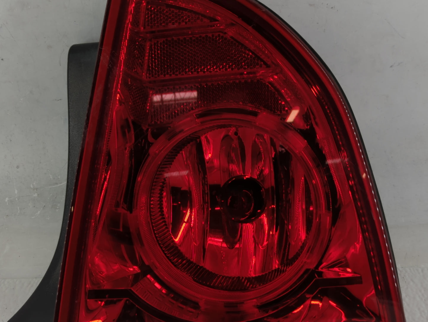 2008-2012 Chevrolet Malibu Tail Light Assembly Driver Left OEM P/N:25879097 25879098 Fits Fits 2008 2009 2010 2011 2012 OEM 