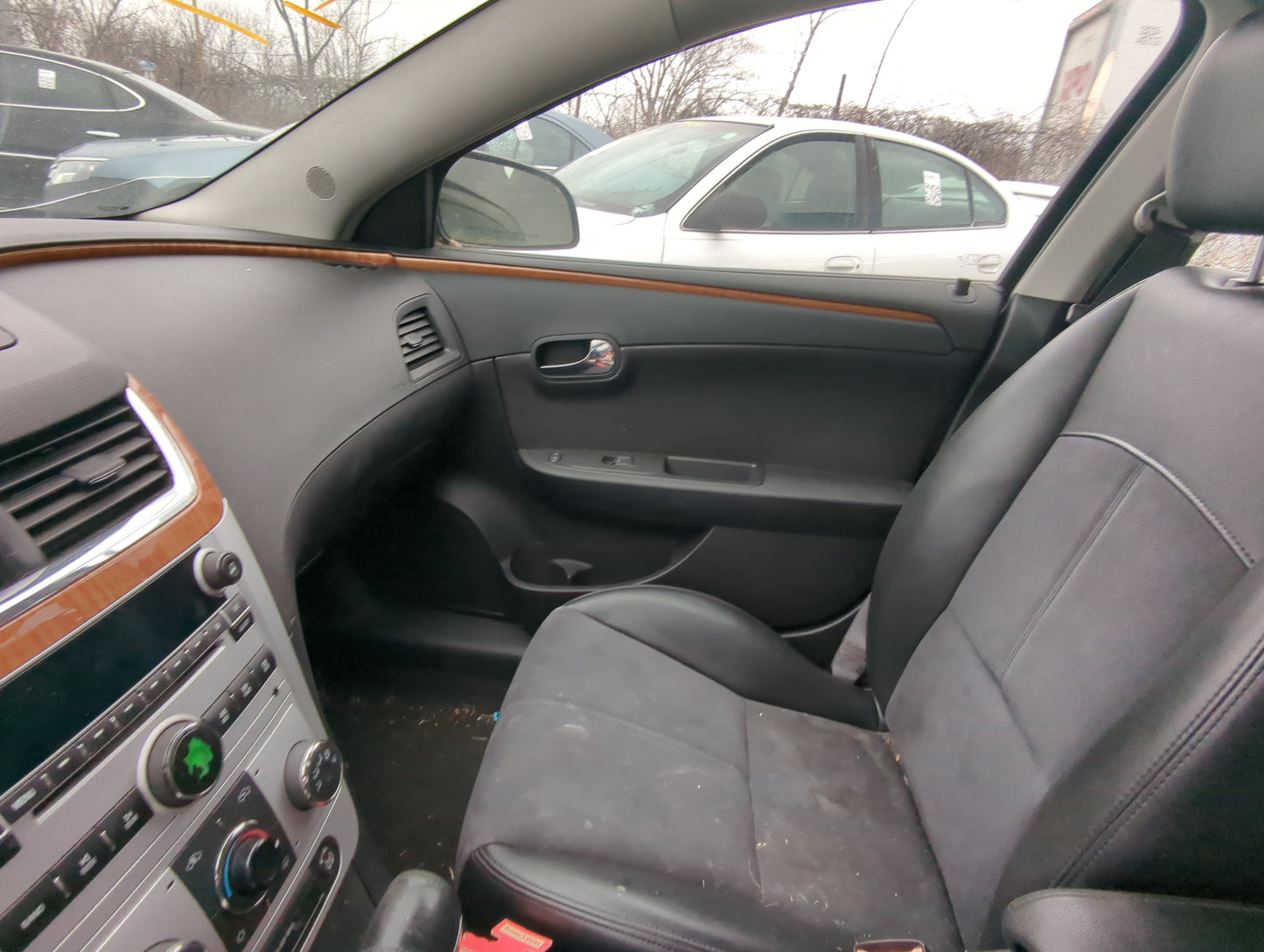 2009 Chevrolet Malibu Front Right Passenger Interior Door Panel Trim - Oemusedautoparts1.com