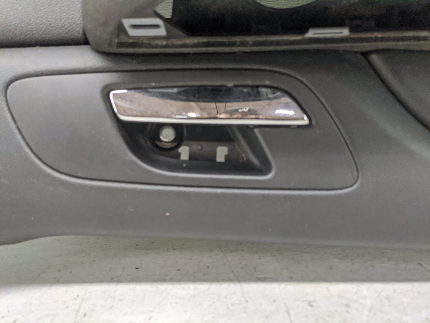 2009 Chevrolet Suburban Front Left Driver Interior Door Panel Trim - Oemusedautoparts1.com