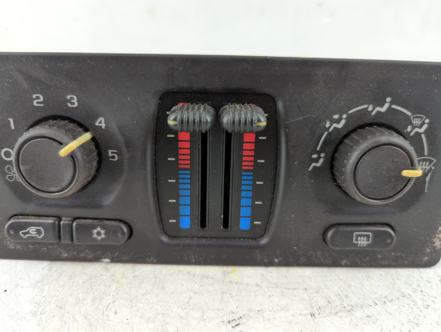 2003-2009 Chevrolet Trailblazer Climate Control Module Temperature AC/Heater Replacement P/N:25945046 Fits OEM Used Auto Par
