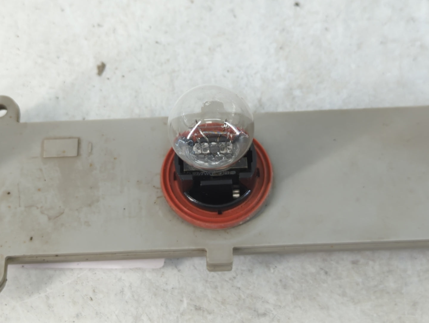 2009 Chevrolet Trail Blazer Rear Center Lid Brake Light Tail Light P/N:GM 16532713 Fits Fits 2002 2003 2004 2005 2006 2007 2