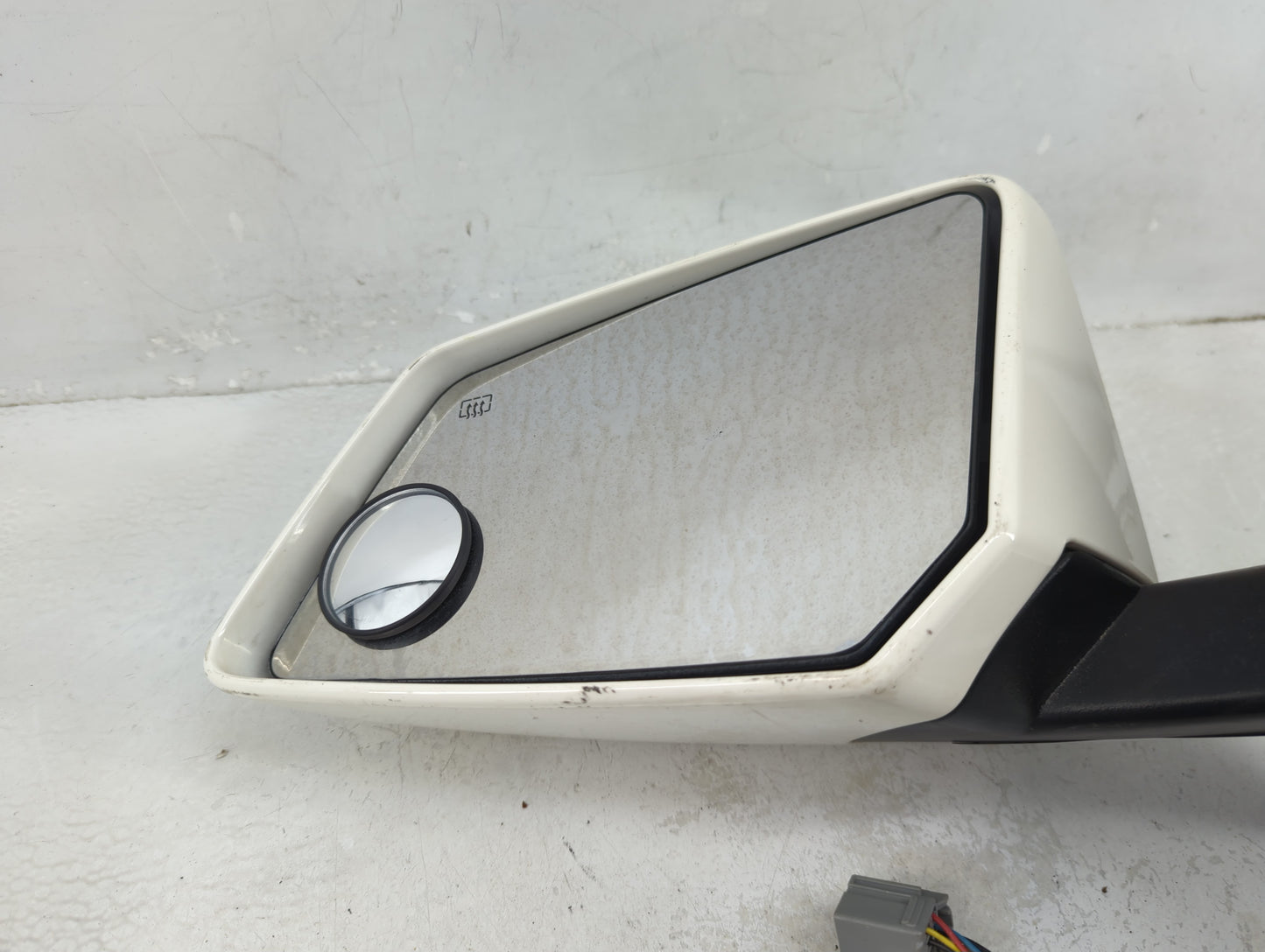 2009 Chevrolet Traverse Driver Side View Mirror - Left Door Mirror OEM Used - Oemusedautoparts1.com