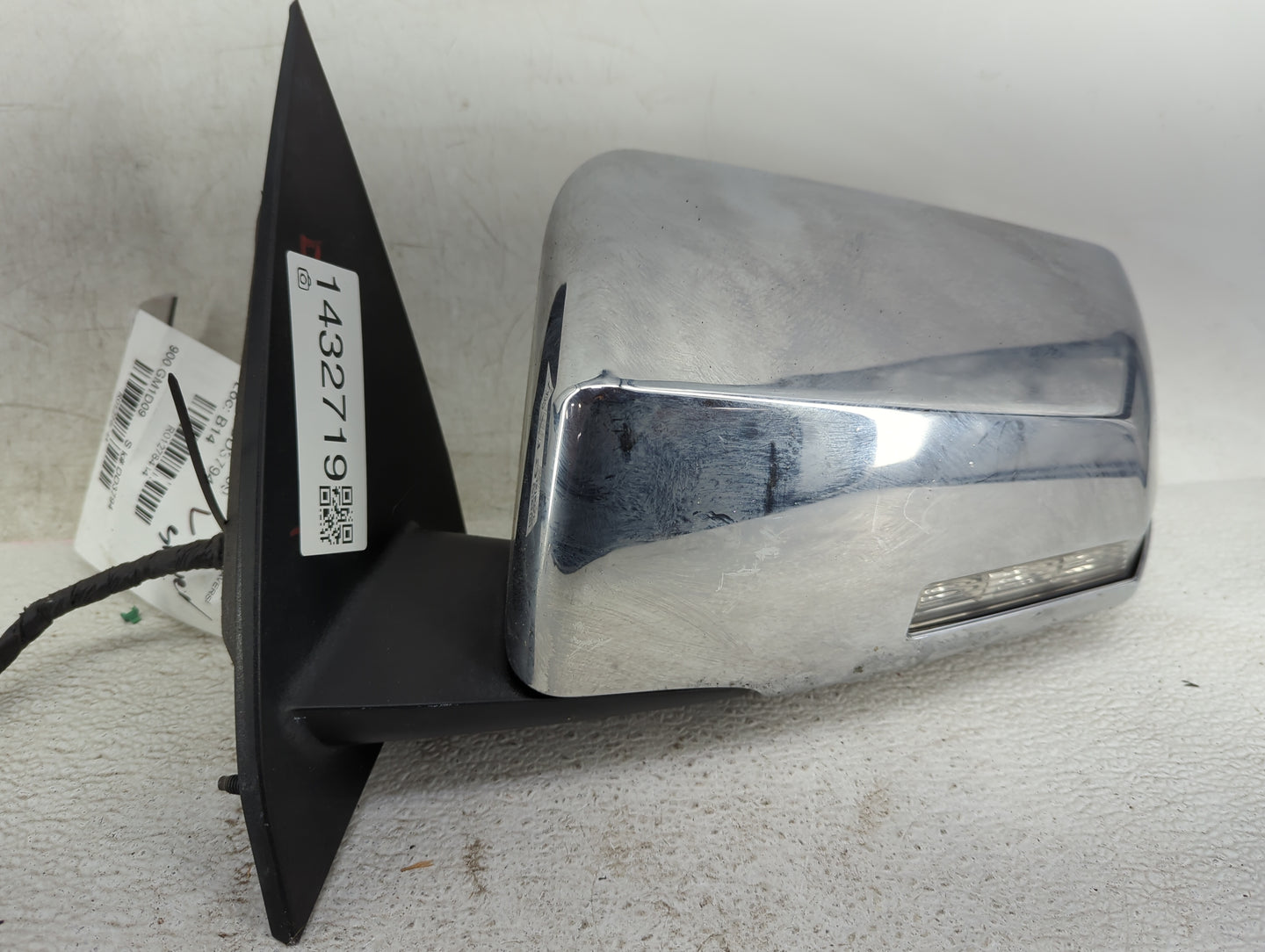 2009 Chevrolet Traverse Driver Side View Mirror - Left Door Mirror OEM Used - Oemusedautoparts1.com