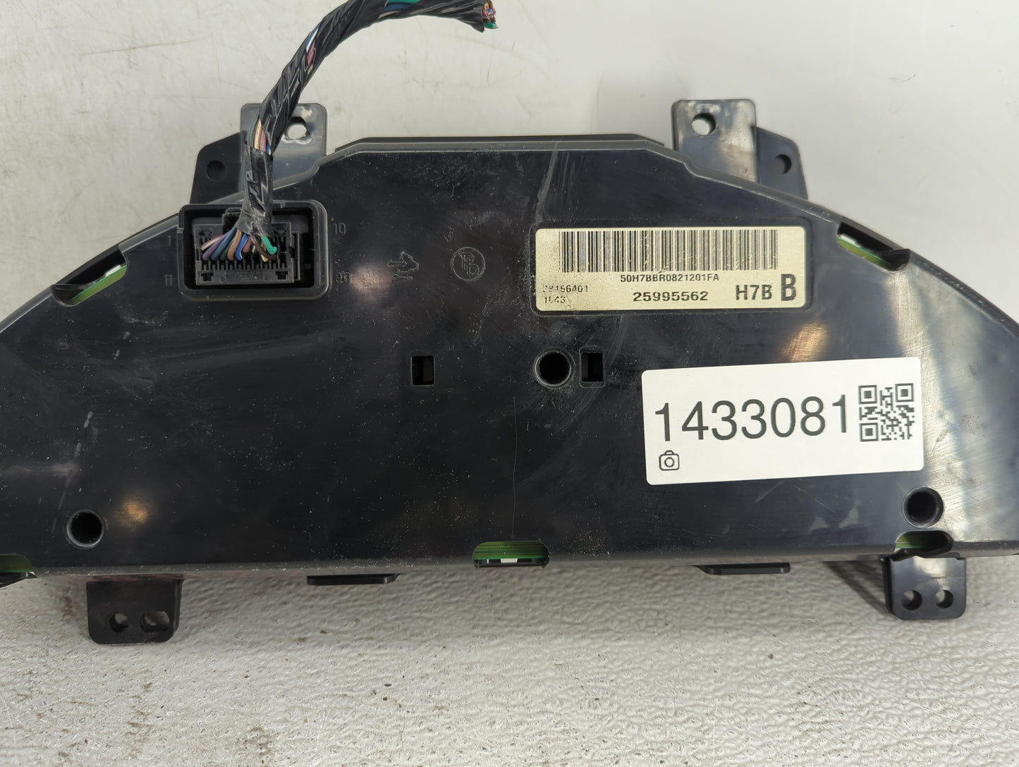 2009 Chevrolet Traverse Instrument Cluster Speedometer Gauges P/N:25995562 Fits OEM Used Auto Parts - Oemusedautoparts1.com