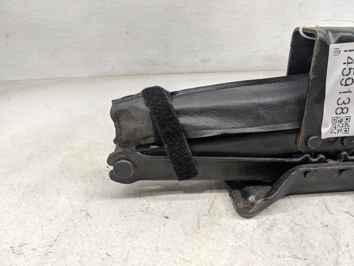 2009 Chevrolet Traverse Spare Scissor Car Jack 1459138 - Oemusedautoparts1.com