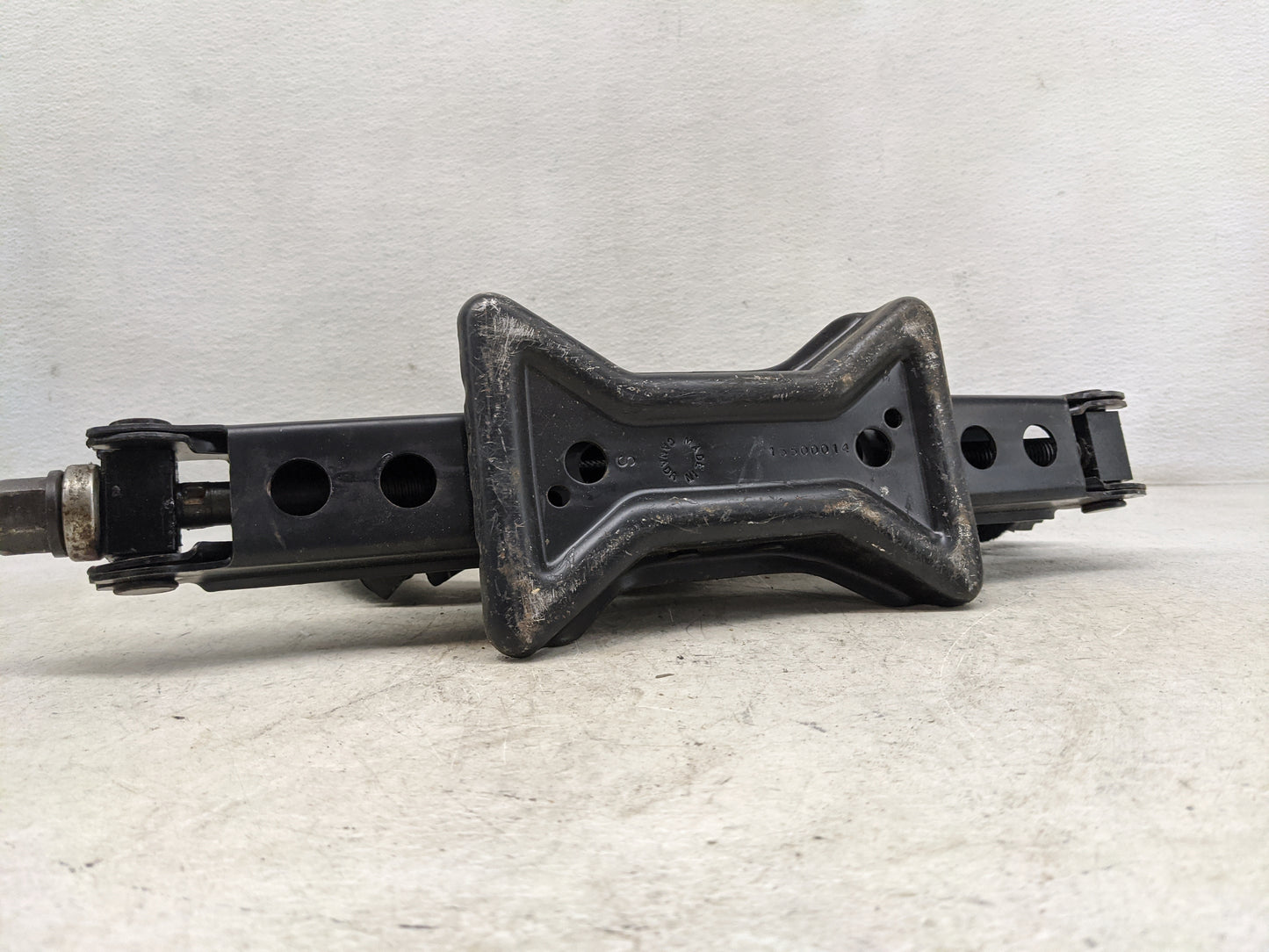 2009 Chevrolet Traverse Spare Scissor Car Jack 1459138 - Oemusedautoparts1.com