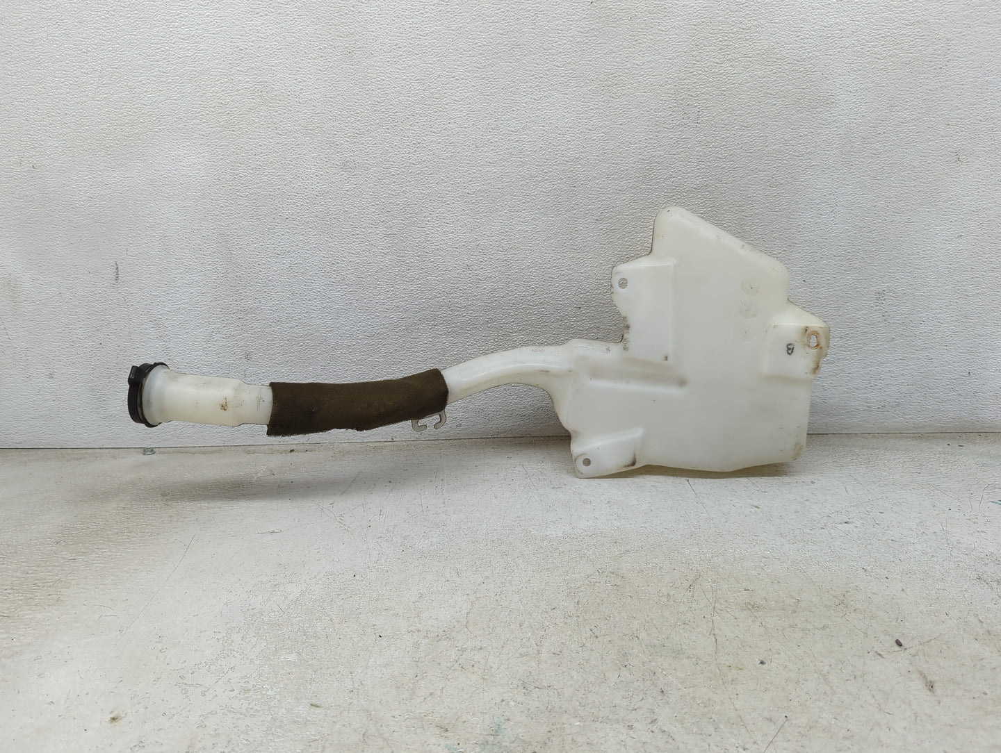 Chevrolet Traverse Windshield Washer Fluid Reservoir Bottle Oem 1474040 - Oemusedautoparts1.com