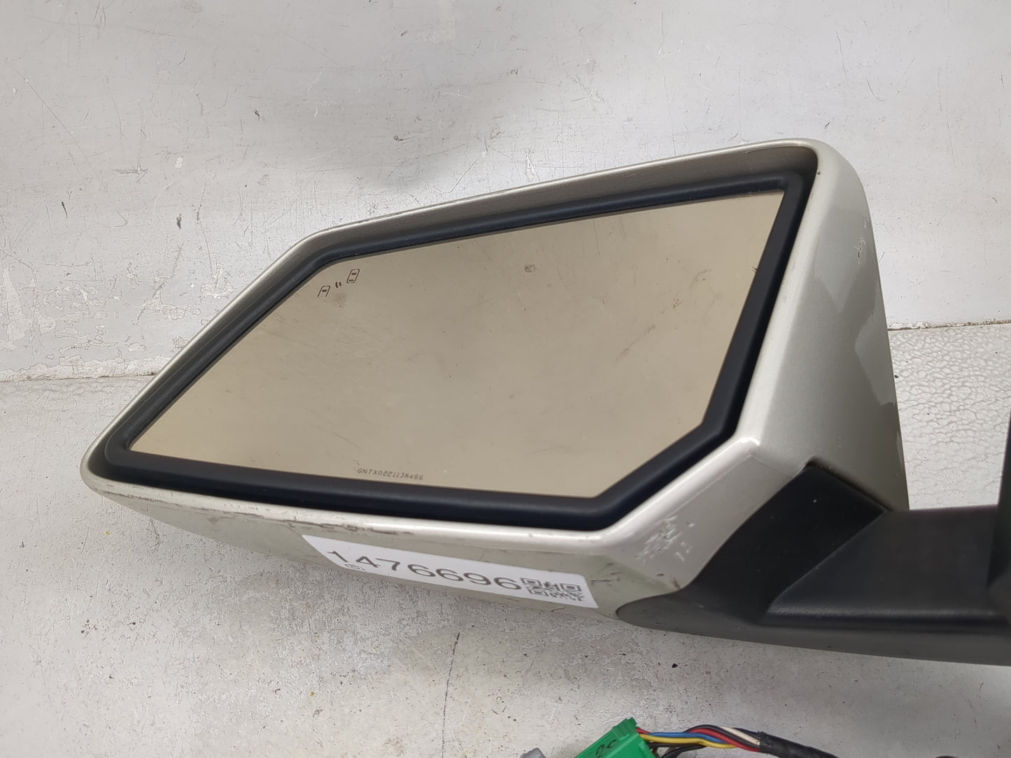 2009 Chevrolet Traverse Driver Side View Mirror - Left Door Mirror OEM Used - Oemusedautoparts1.com