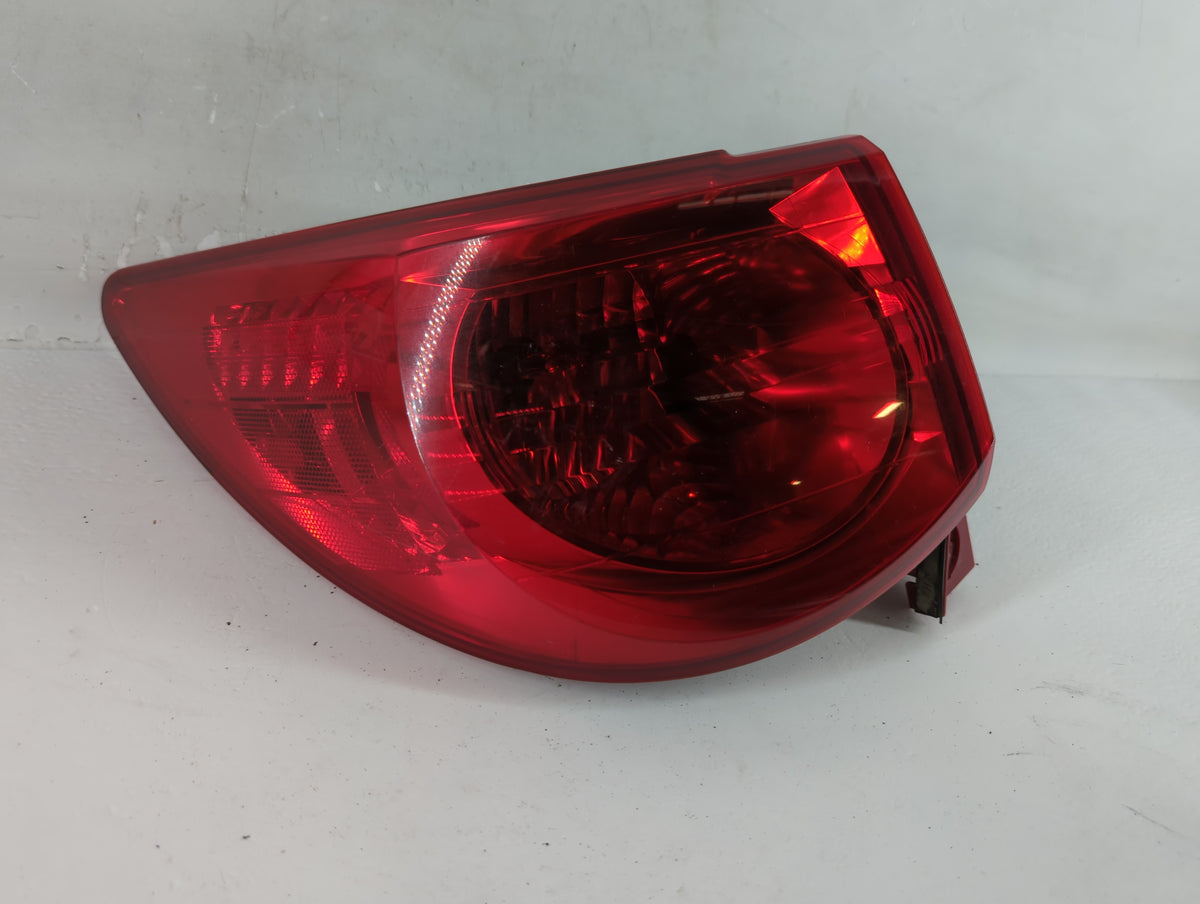 2009-2012 Chevrolet Traverse Tail Light Assembly Driver Left OEM P/N:ZFY-00928-GM Fits Fits 2009 2010 2011 2012 OEM Used Aut