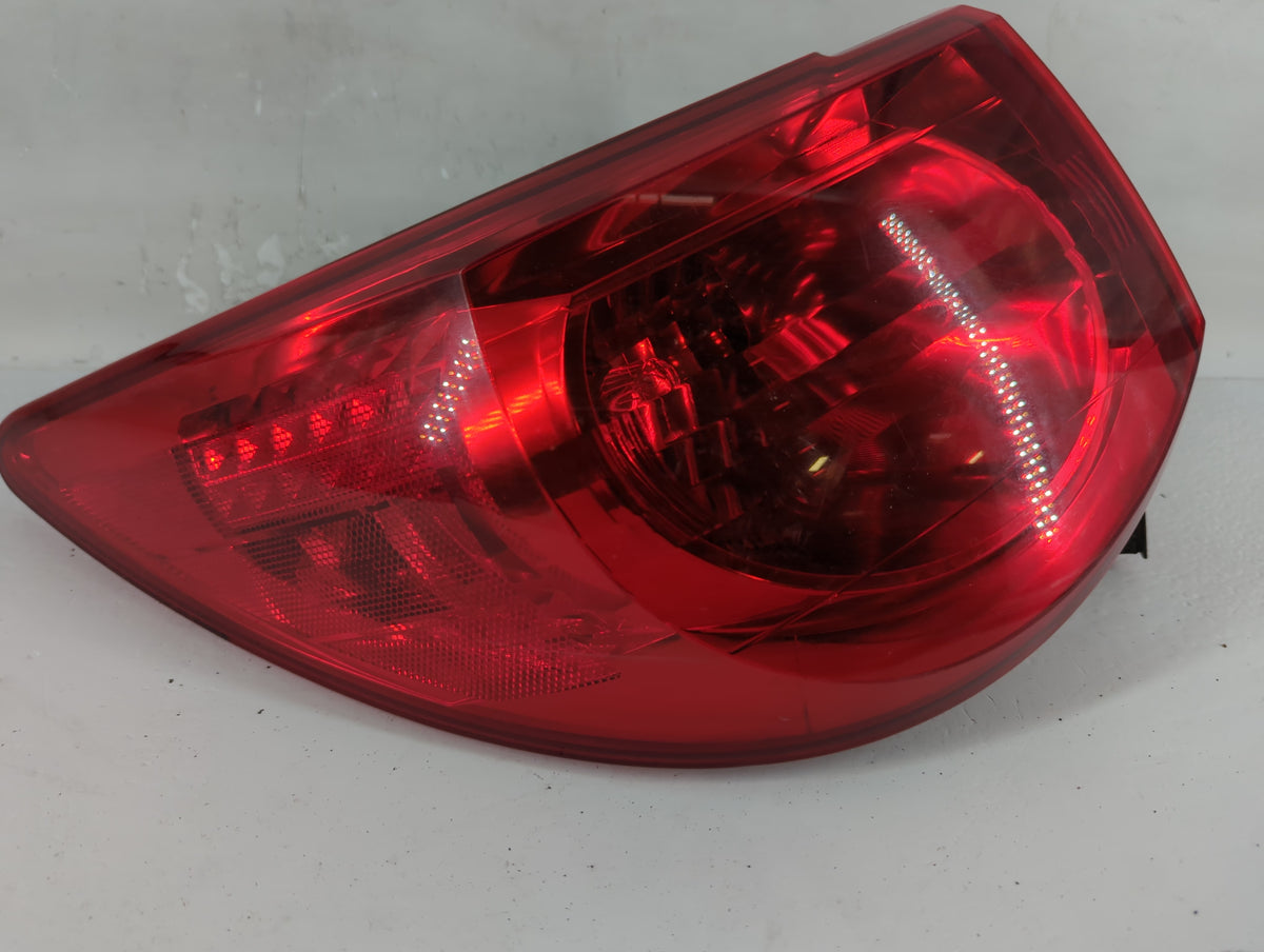 2009-2012 Chevrolet Traverse Tail Light Assembly Driver Left OEM P/N:ZFY-00928-GM Fits Fits 2009 2010 2011 2012 OEM Used Aut
