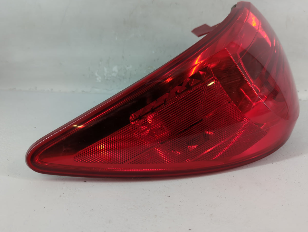 2009-2012 Chevrolet Traverse Tail Light Assembly Driver Left OEM P/N:ZFY-00928-GM Fits Fits 2009 2010 2011 2012 OEM Used Aut