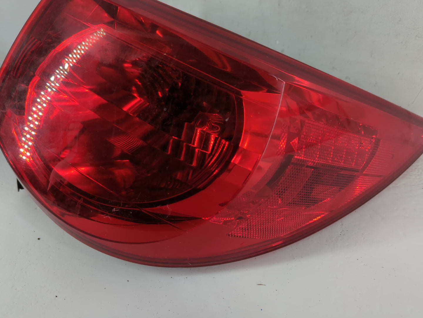 2009 Chevrolet Traverse Tail Light Assembly Passenger Right OEM P/N:ZFY-00928-GM Fits OEM Used Auto Parts - Oemusedautoparts