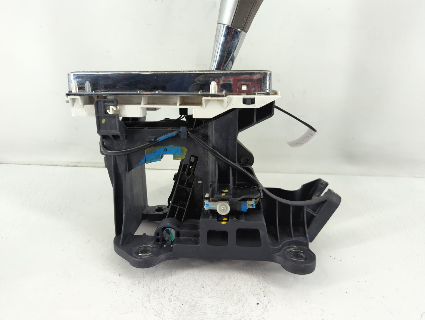 2009 Chevrolet Traverse Floor Console Assembly Shifter - Oemusedautoparts1.com