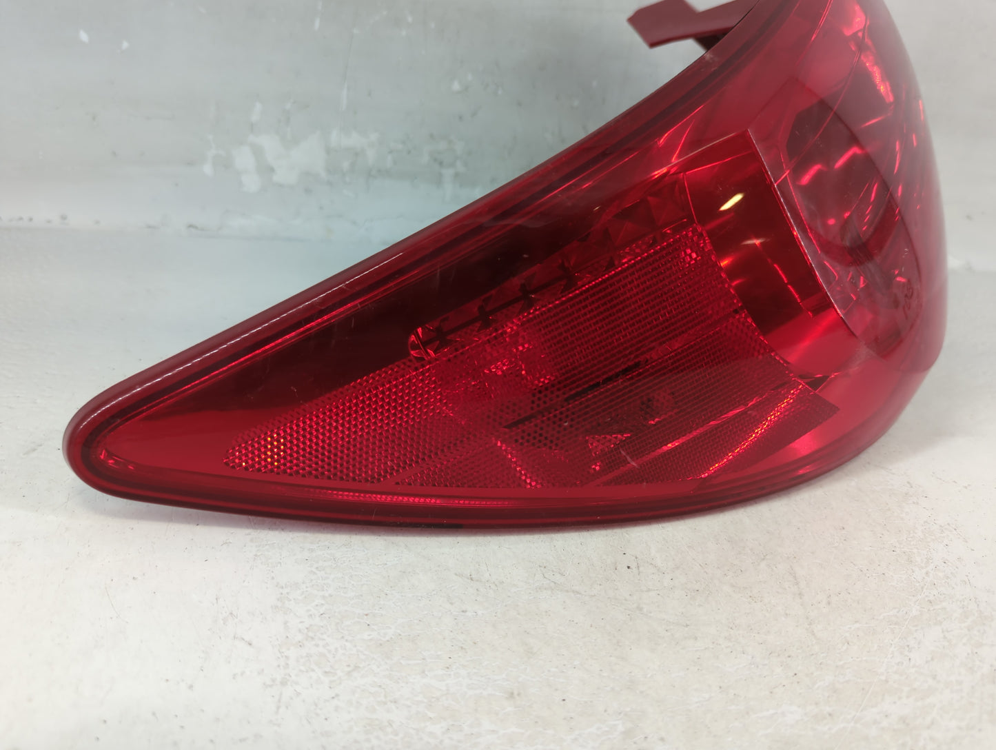 2009 Chevrolet Traverse Tail Light Assembly Driver Left OEM P/N:ZFY-00928-CM 32T14399, 00043900 Fits OEM Used Auto Parts - O