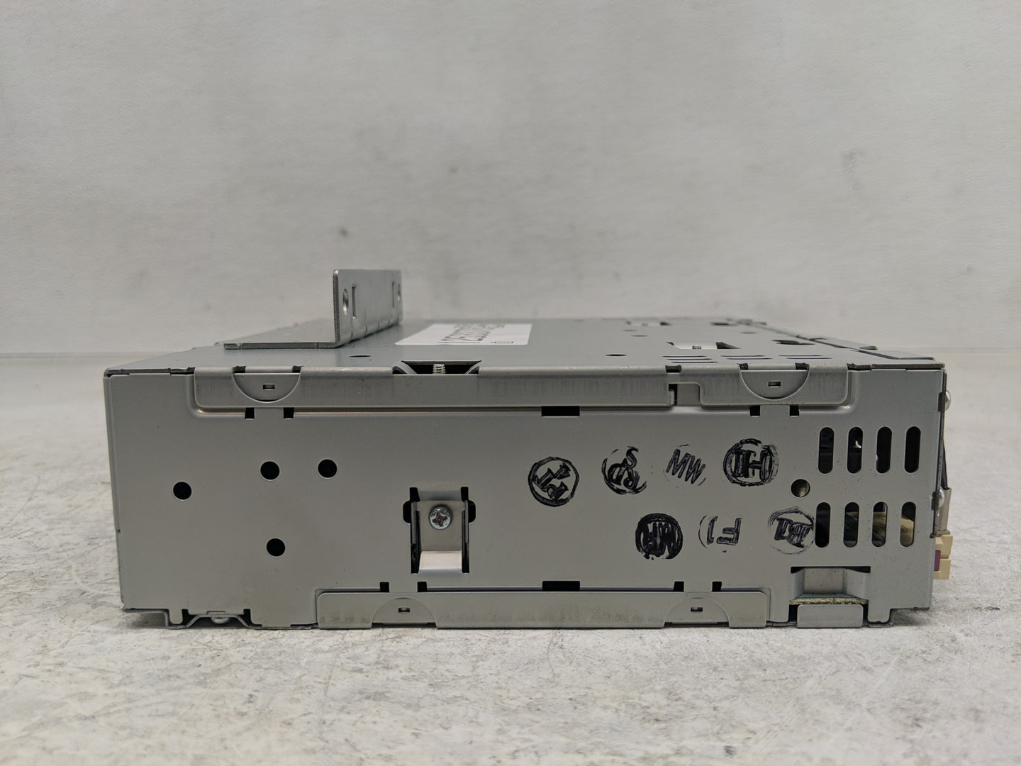 2009 Chevrolet V30 Radio AM FM Cd Player Receiver Replacement Fits OEM Used Auto Parts - Oemusedautoparts1.com