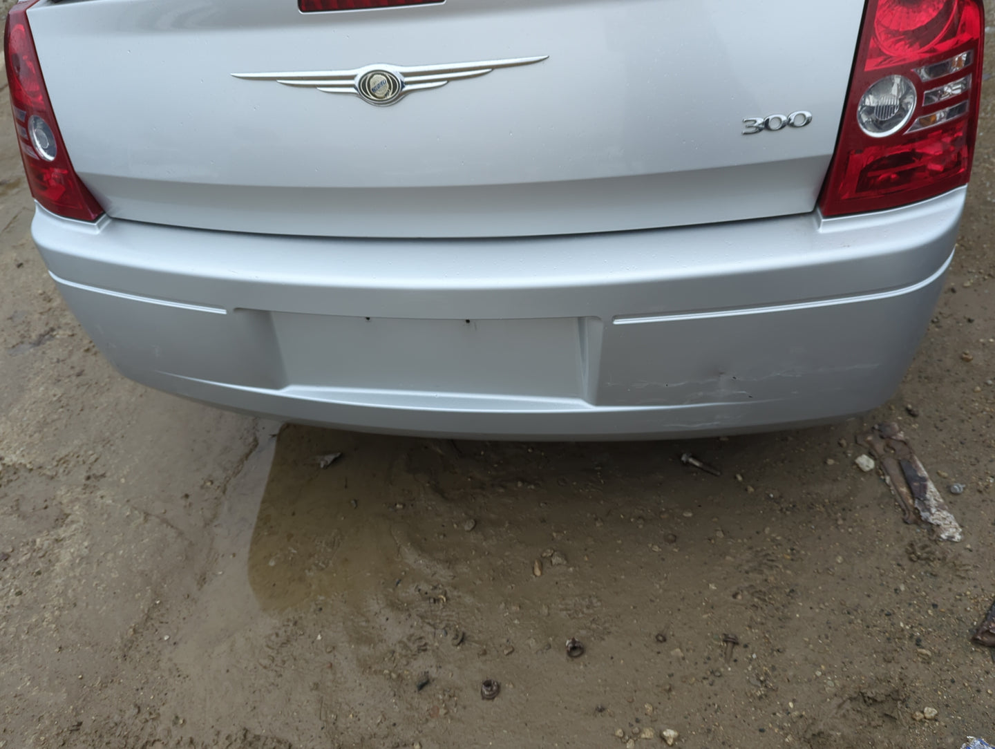 2005-2010 Chrysler 300 Rear Bumper Assembly Oem 1309686 - Oemusedautoparts1.com