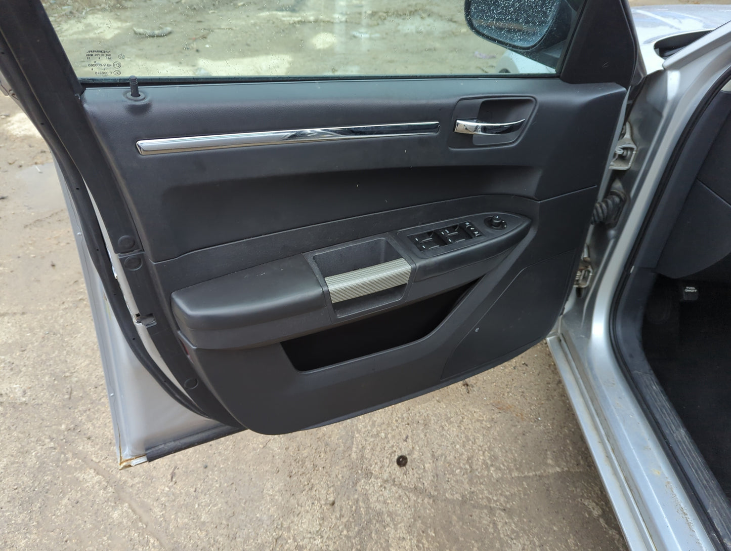 2009 Chrysler 300 Front Left Driver Interior Door Panel Trim - Oemusedautoparts1.com