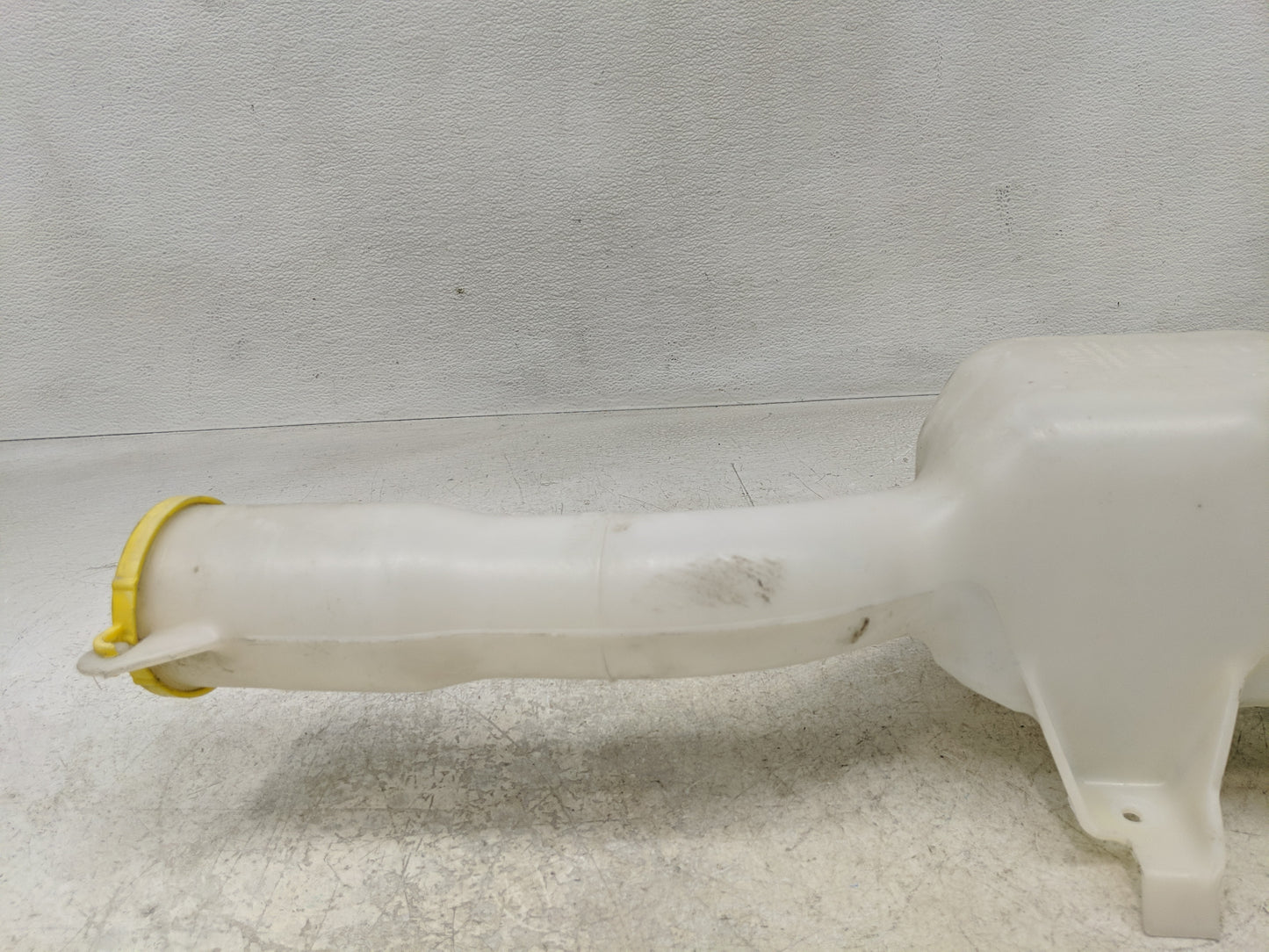2006-2010 Chrysler 300 Windshield Washer Fluid Reservoir Bottle Oem - Oemusedautoparts1.com