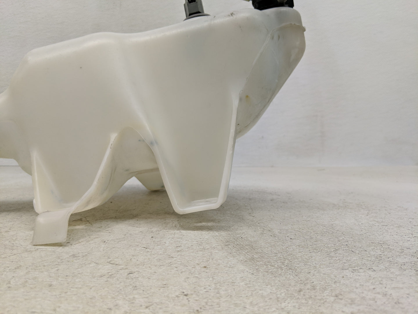 2006-2010 Chrysler 300 Windshield Washer Fluid Reservoir Bottle Oem - Oemusedautoparts1.com