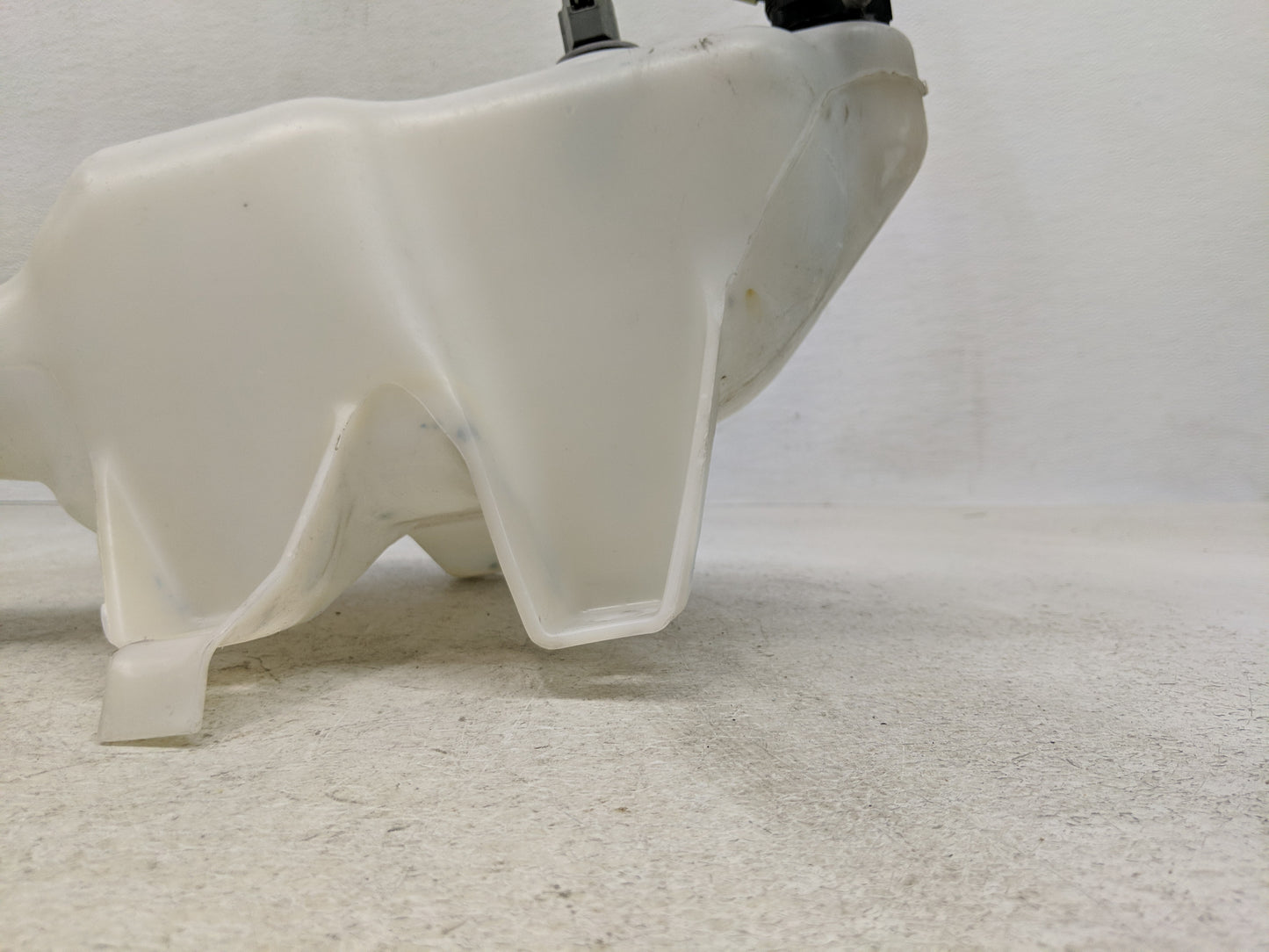 2006-2010 Chrysler 300 Windshield Washer Fluid Reservoir Bottle Oem - Oemusedautoparts1.com