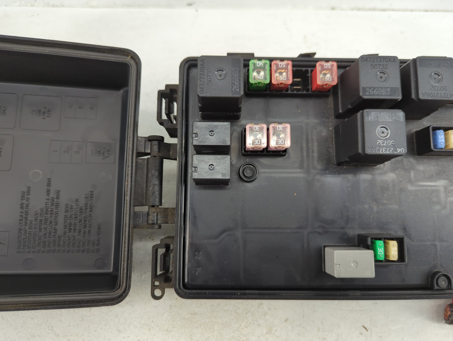 2009-2010 Chrysler 300 Fusebox Fuse Box Panel Relay Module P/N:68044658AA Fits Fits 2009 2010 OEM Used Auto Parts - Oemuseda