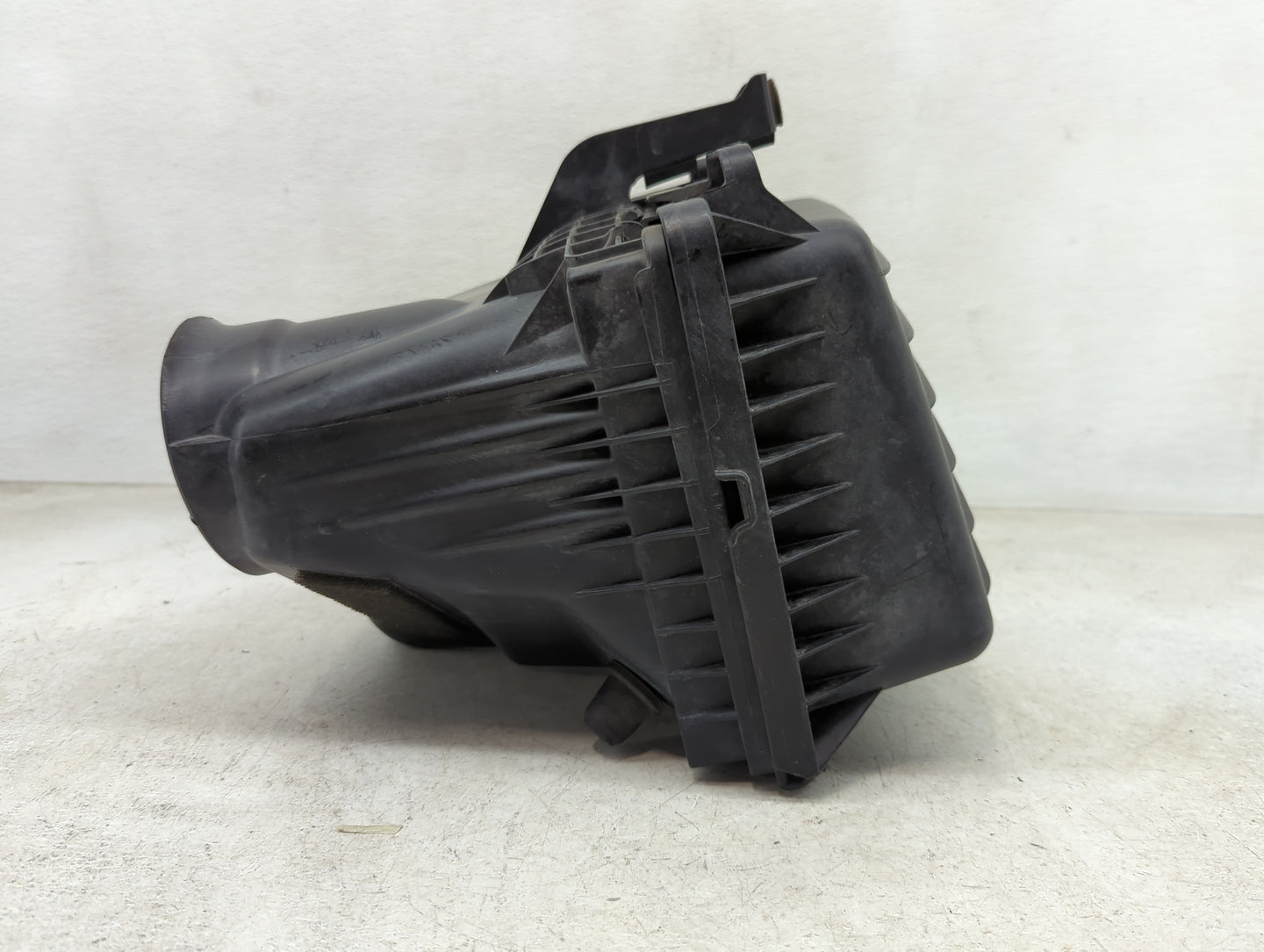 2005-2010 Chrysler 300 Air Cleaner Intake-duct Hose Tube - Oemusedautoparts1.com