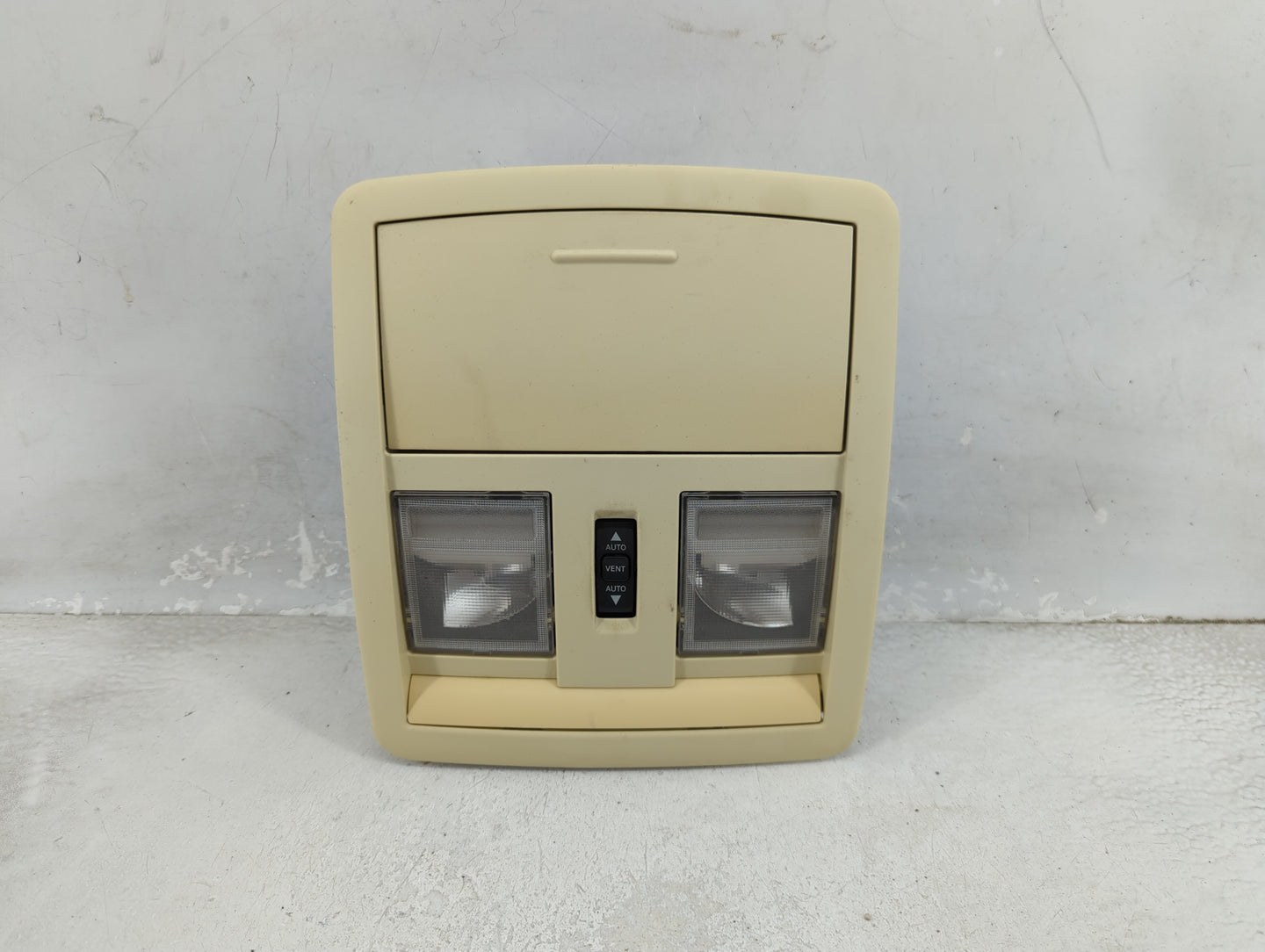 2009 Chrysler 300 Overhead Roof Console - Oemusedautoparts1.com