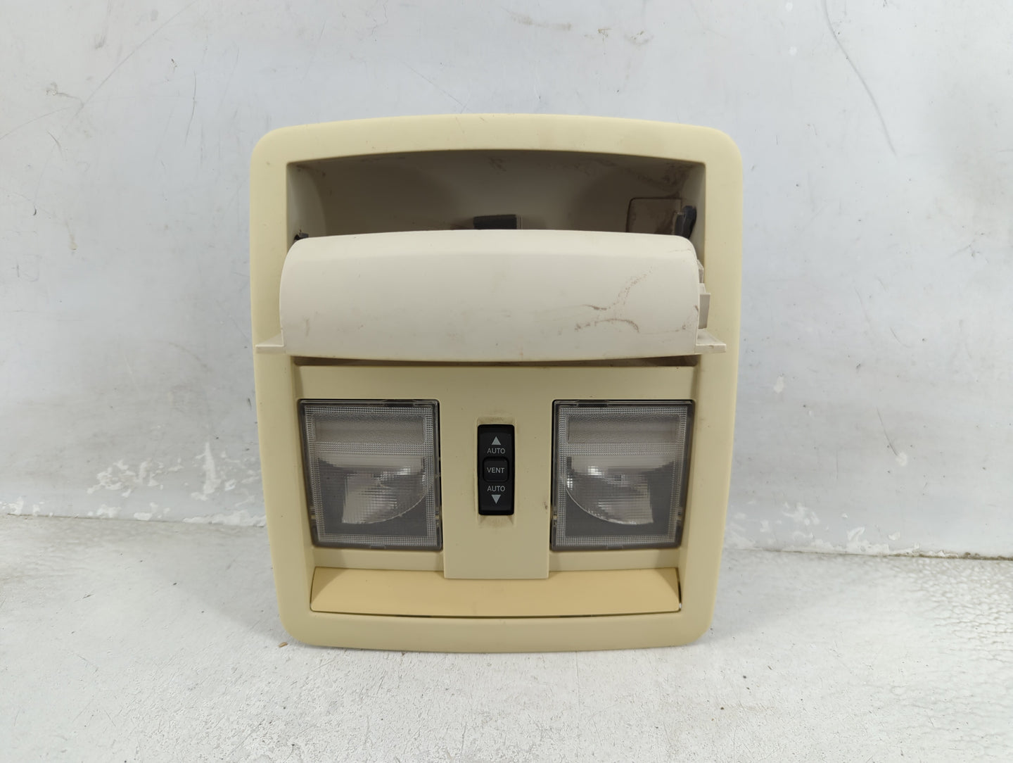 2009 Chrysler 300 Overhead Roof Console - Oemusedautoparts1.com