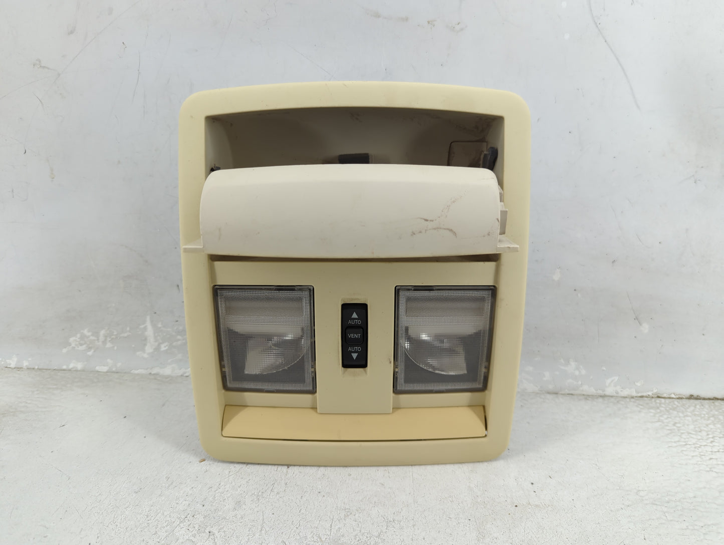2009 Chrysler 300 Overhead Roof Console - Oemusedautoparts1.com