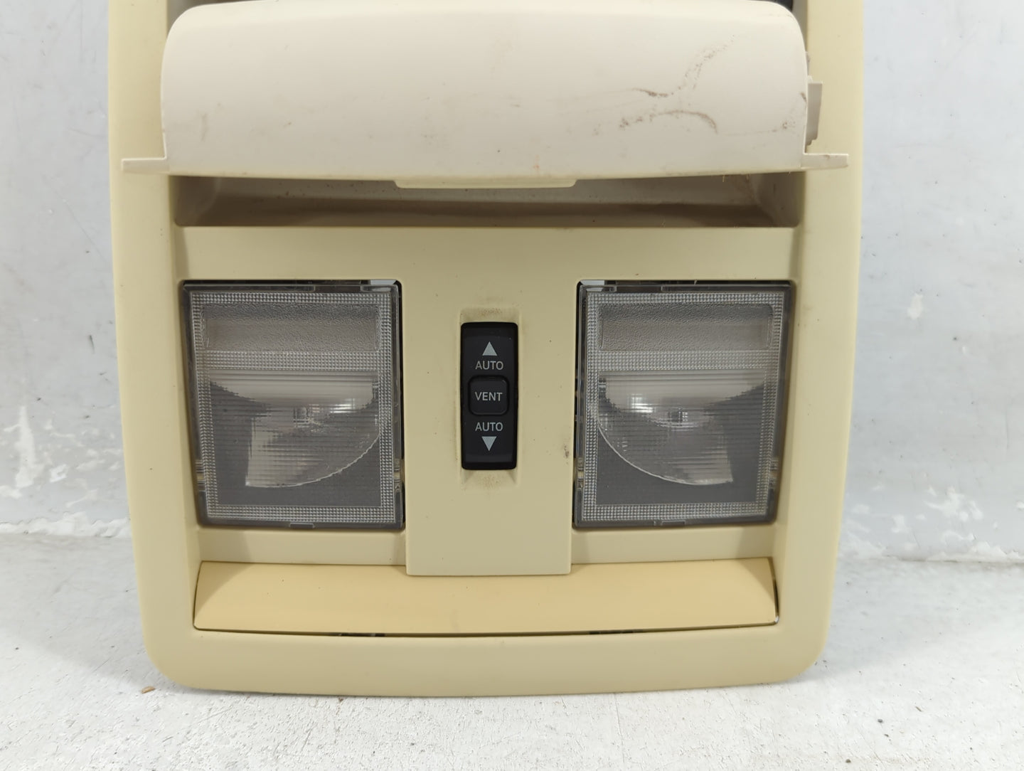 2009 Chrysler 300 Overhead Roof Console - Oemusedautoparts1.com