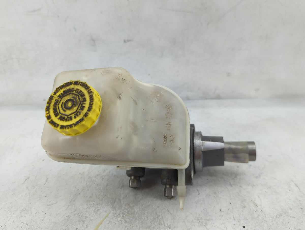 2009-2022 Chrysler 300 Brake Master Cylinder 1498861 - Oemusedautoparts1.com