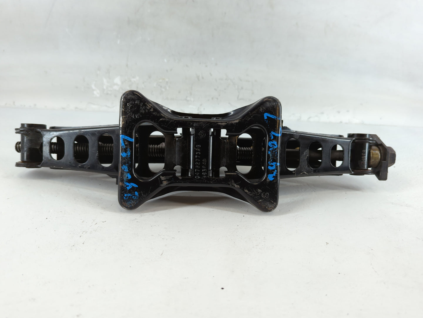 2009 Chrysler 300 Spare Scissor Car Jack - Oemusedautoparts1.com