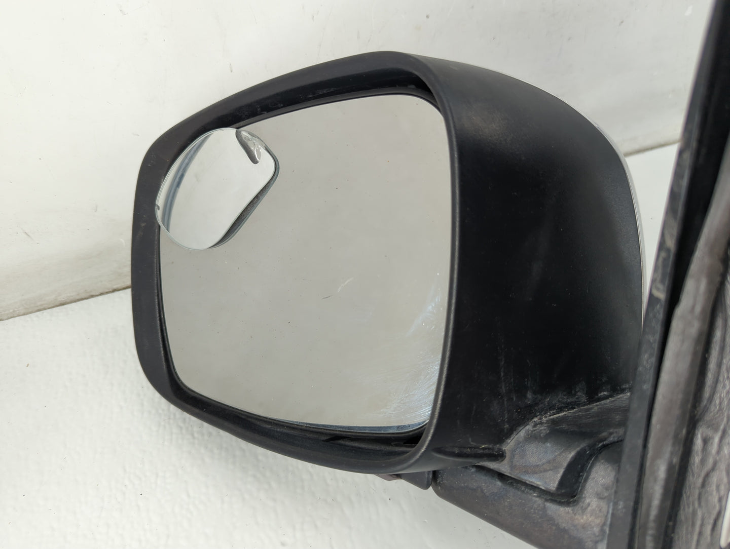 2008-2010 Chrysler Town & Country Driver Side View Mirror - Left Door Mirror OEM Used - Oemusedautoparts1.com