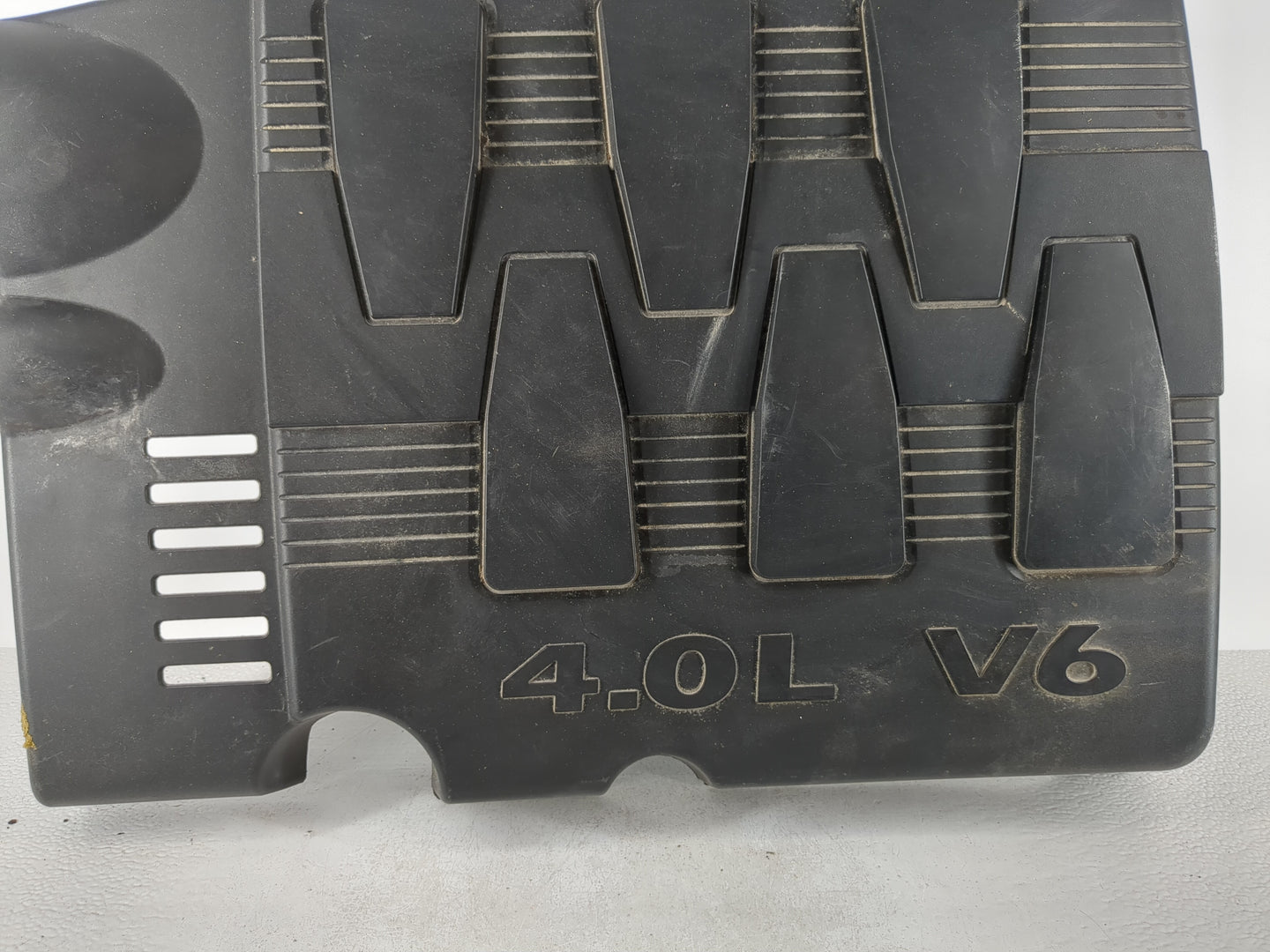 2009 Chrysler Town & Country Engine Cover - Oemusedautoparts1.com