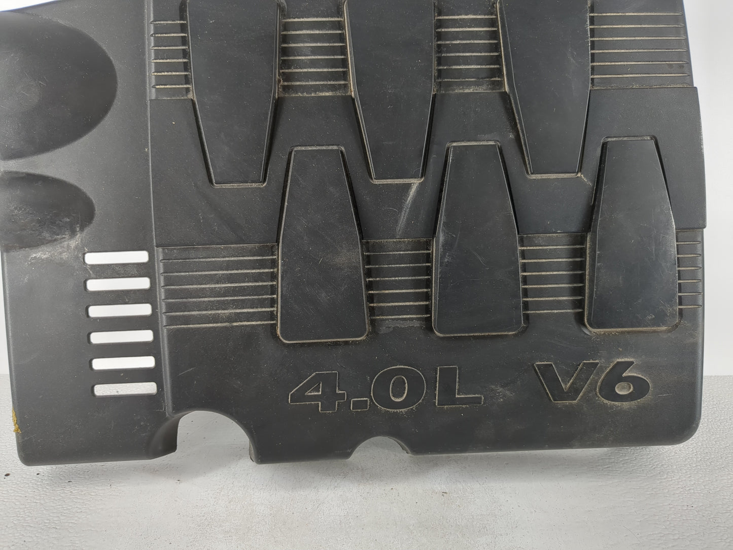 2009 Chrysler Town & Country Engine Cover - Oemusedautoparts1.com
