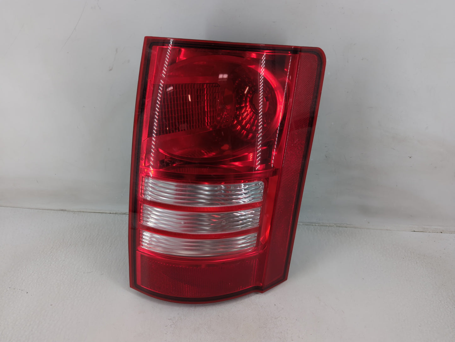 2008-2010 Chrysler Town & Country Tail Light Assembly Passenger Right OEM P/N:58622E 53002 ASM, 53012 HSG Fits Fits 2008 200