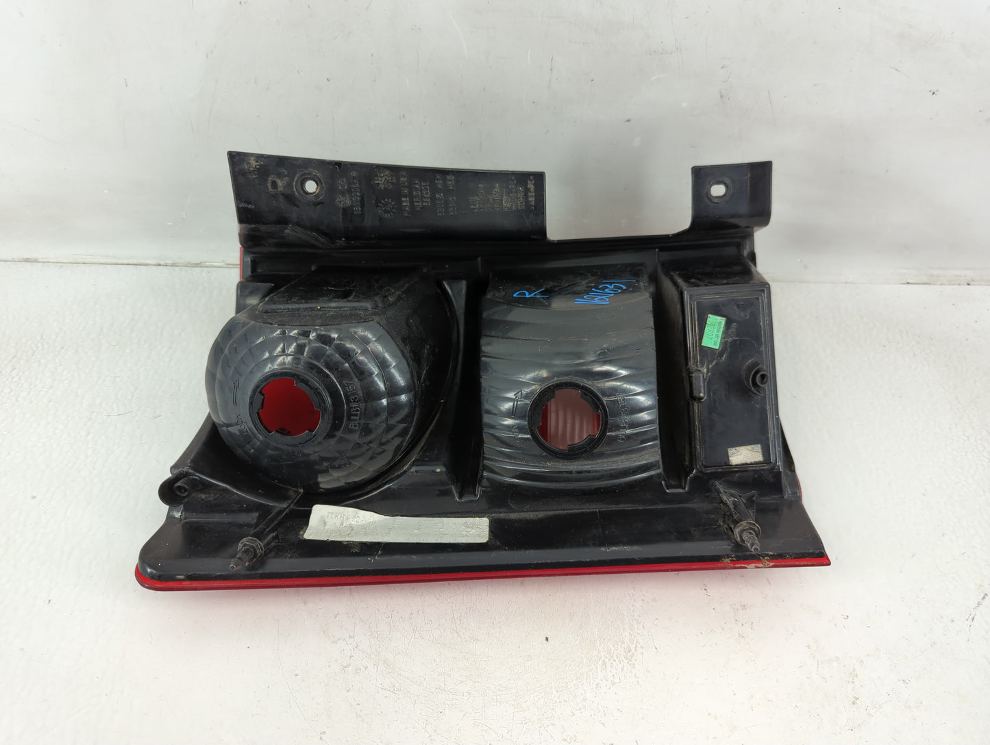 2008-2010 Chrysler Town & Country Tail Light Assembly Passenger Right OEM P/N:58622E 53002 ASM, 53012 HSG Fits Fits 2008 200