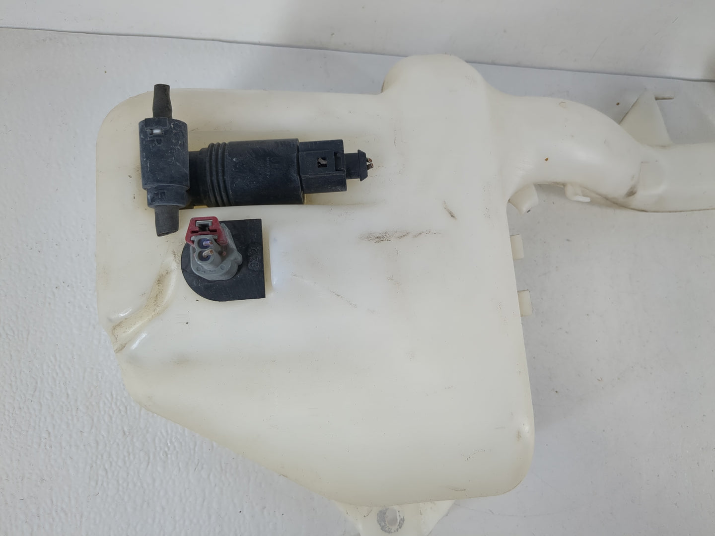 2008 Town & Country Windshield Washer Fluid Reservoir Bottle Oem - Oemusedautoparts1.com