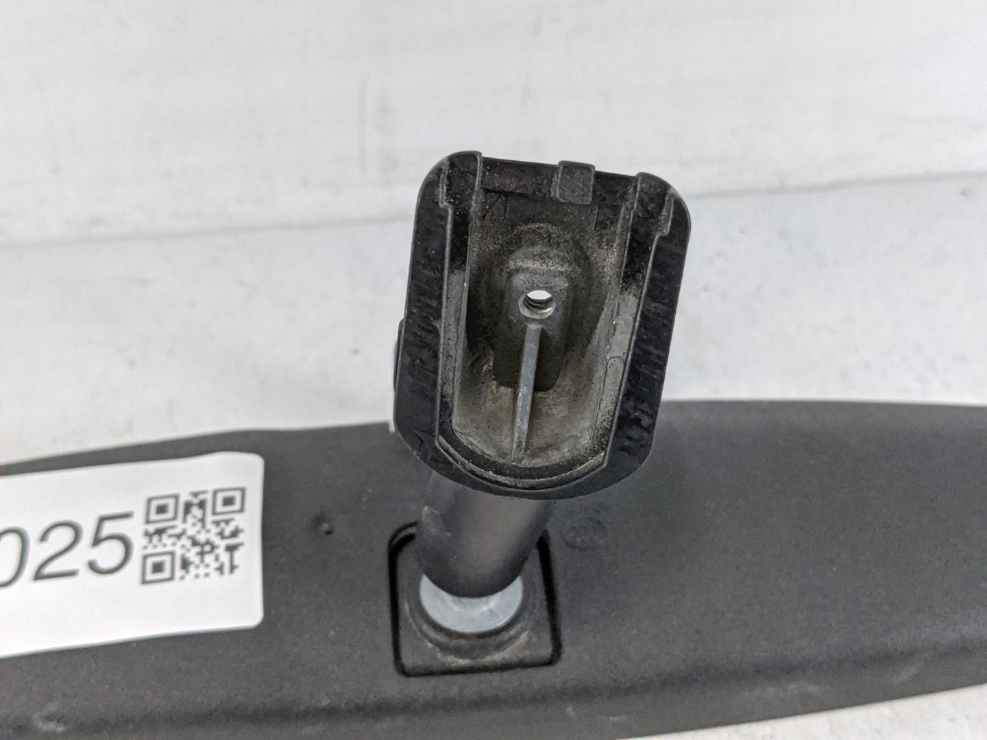 2009 Chrysler Town & Country Interior Rear View Mirror Replacement OEM P/N:E8011083 Fits OEM Used Auto Parts - Oemusedautopa