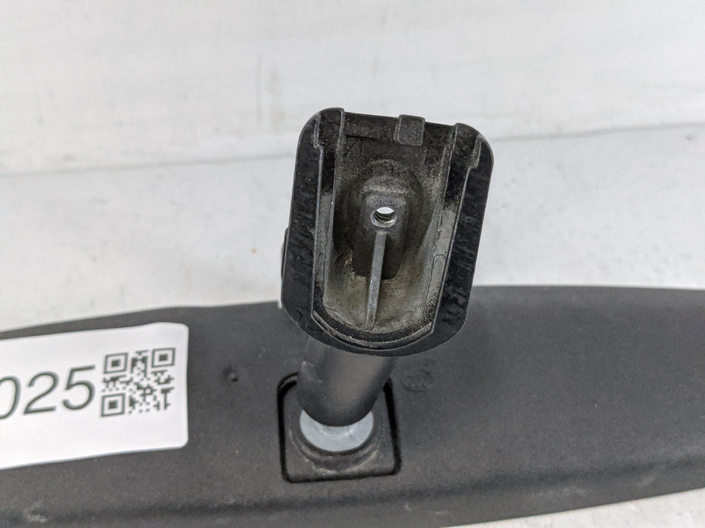 2009 Chrysler Town & Country Interior Rear View Mirror Replacement OEM P/N:E8011083 Fits OEM Used Auto Parts - Oemusedautopa