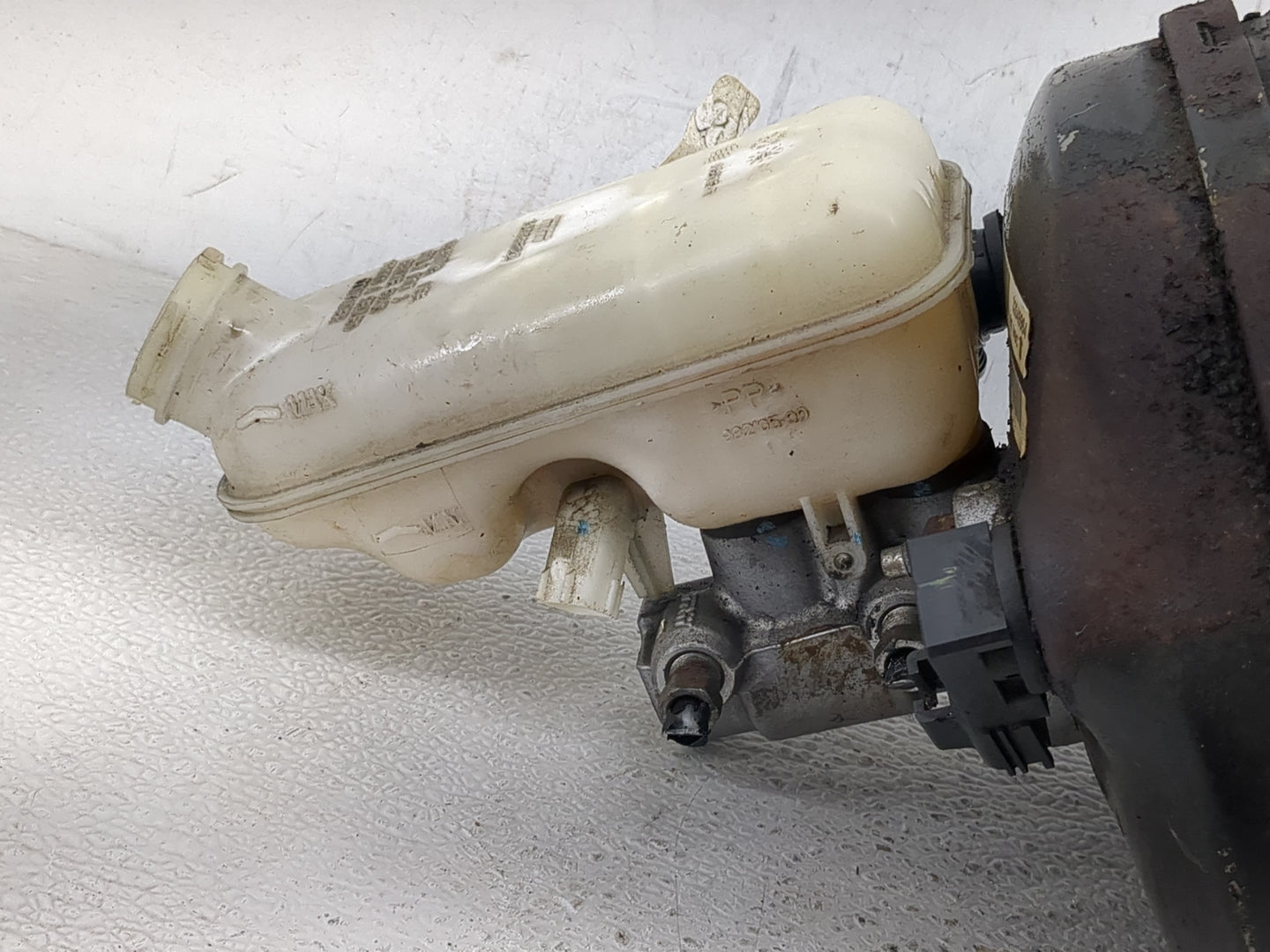 2008-2011 Chrysler Town & Country Brake Master Cylinder 1292011 - Oemusedautoparts1.com