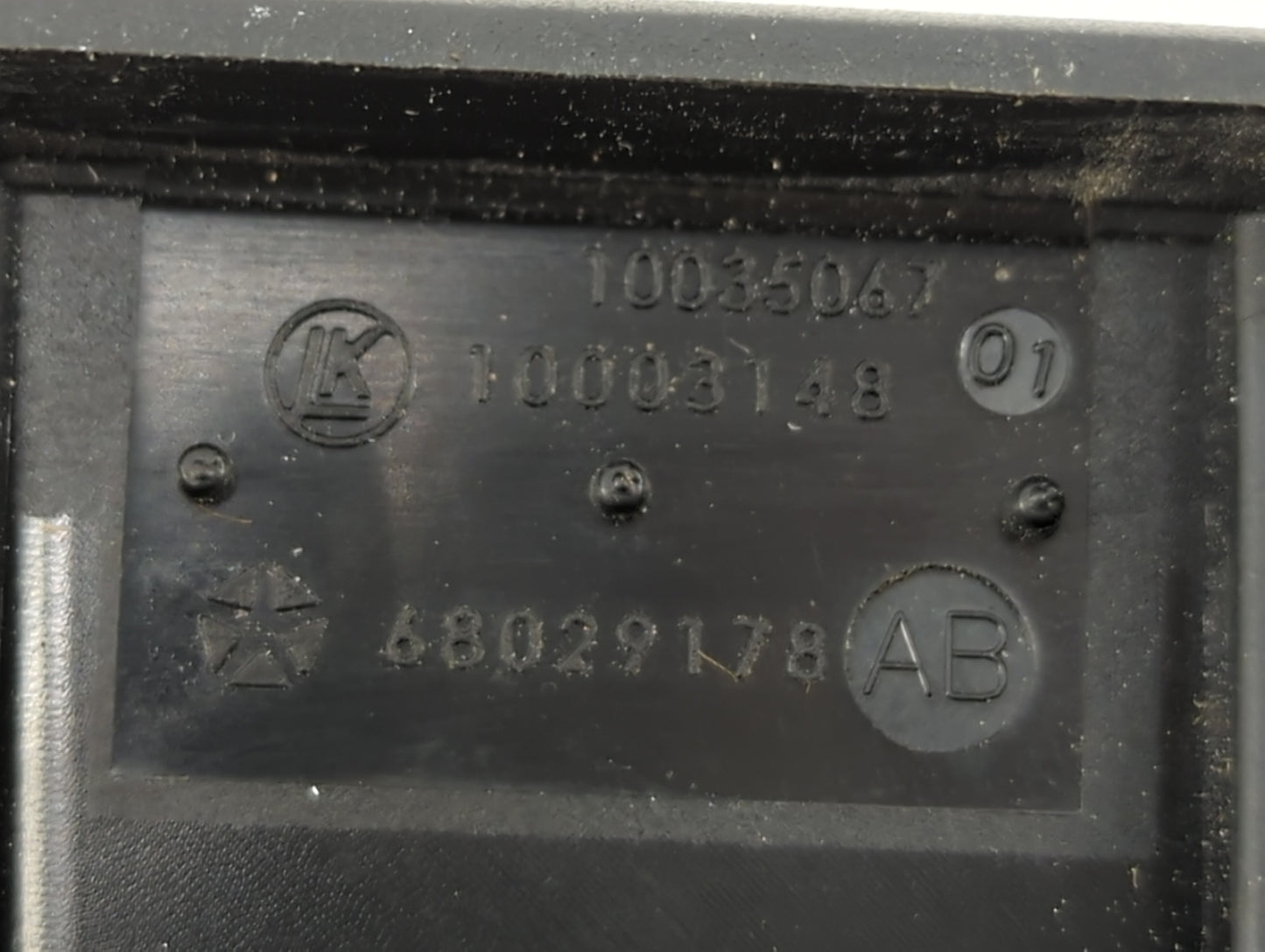 2009 Chrysler Town & Country Passenger Right Power Window Switch - Oemusedautoparts1.com