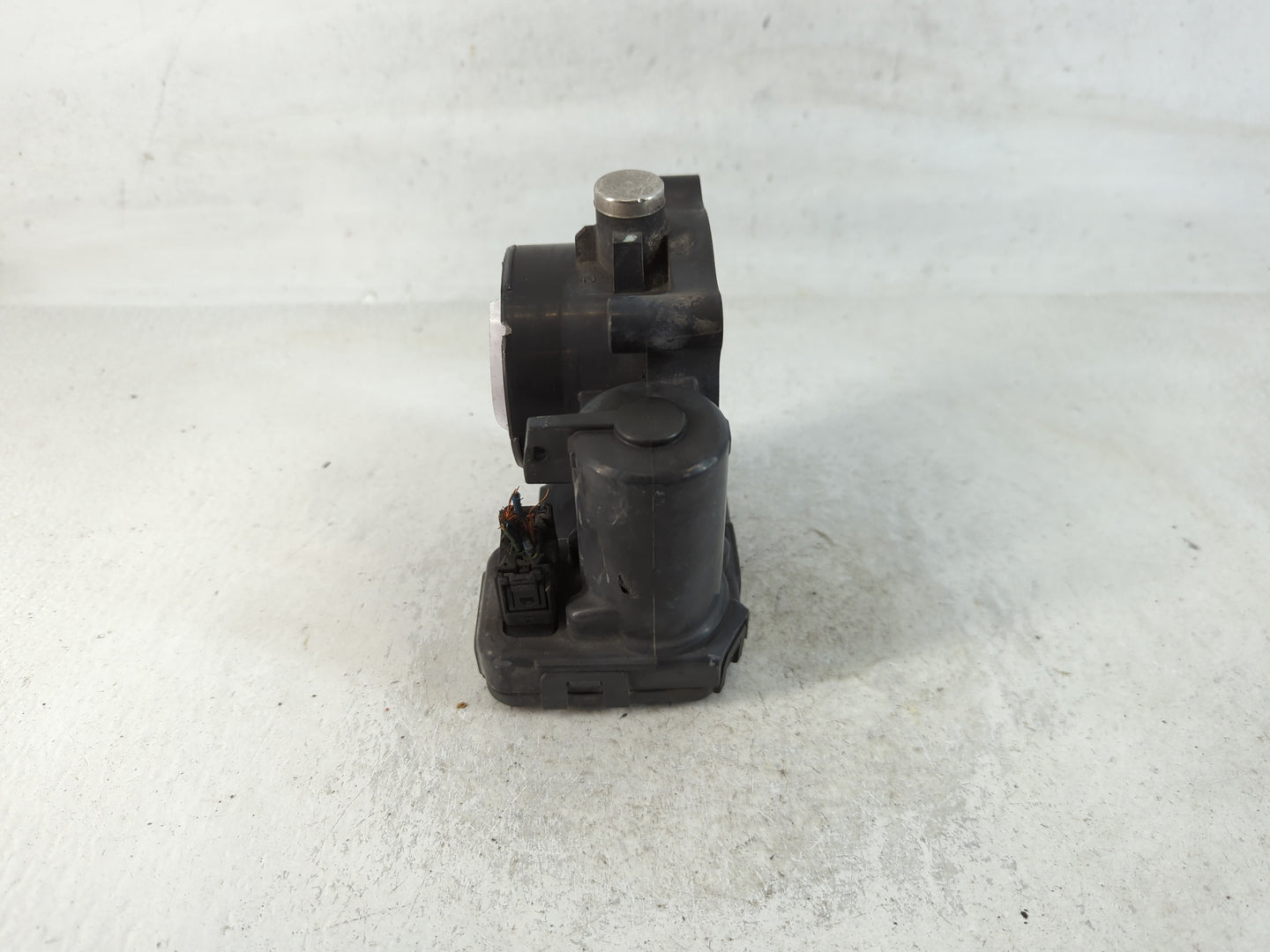 2008-2010 Chrysler Town & Country Throttle Body P/N:04593858AB Fits Fits 2008 2009 2010 2011 OEM Used Auto Parts - Oemusedau