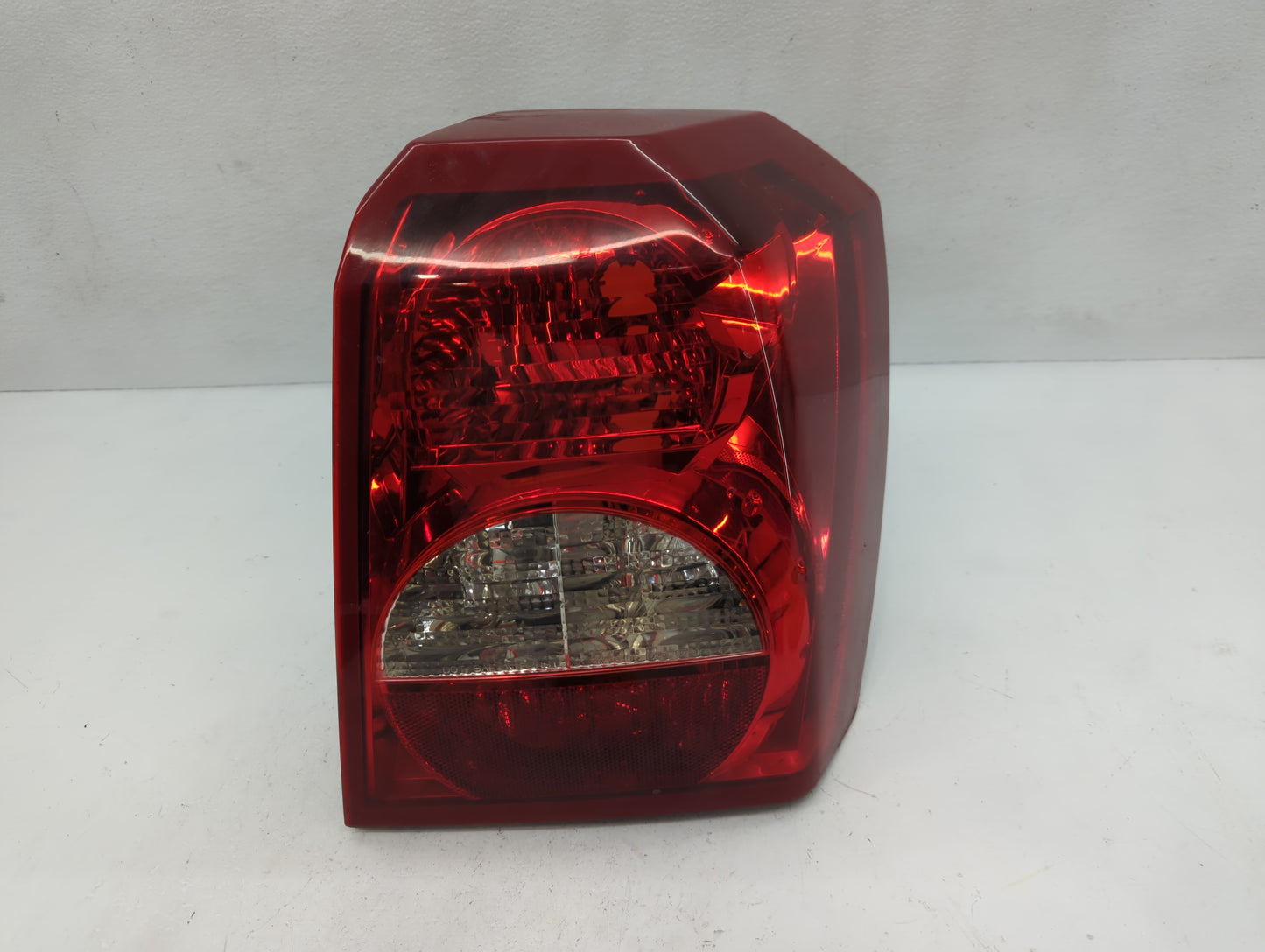 2008-2012 Dodge Caliber Tail Light Assembly Passenger Right OEM P/N:320264 BUX 320080 Fits Fits 2008 2009 2010 2011 2012 OEM