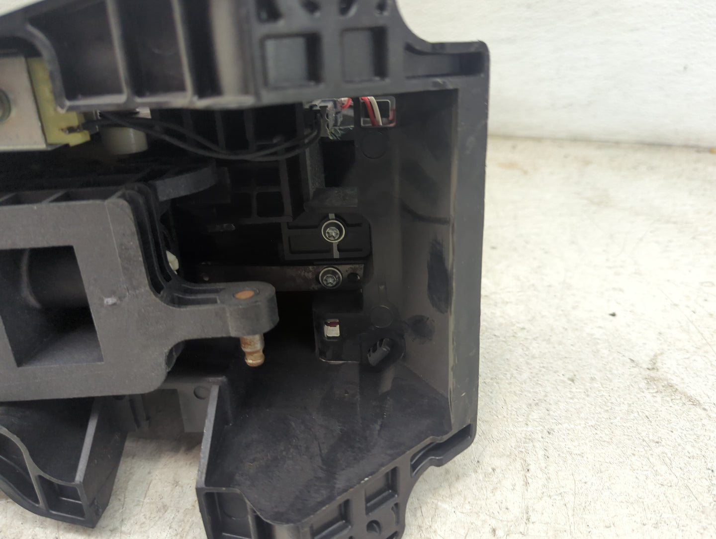 2009 Dodge Caliber Floor Console Assembly Shifter Red - Oemusedautoparts1.com