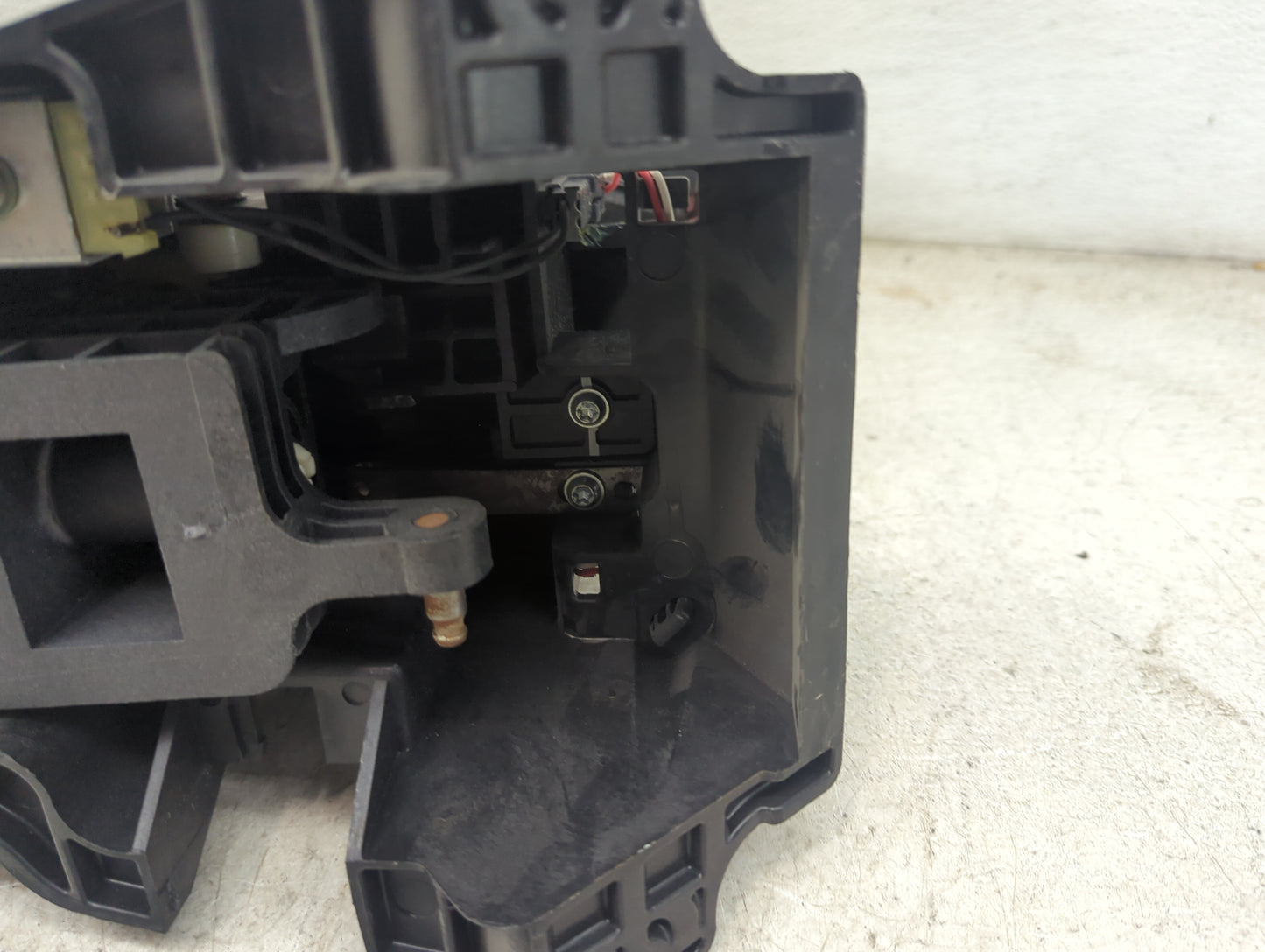 2009 Dodge Caliber Floor Console Assembly Shifter Red - Oemusedautoparts1.com